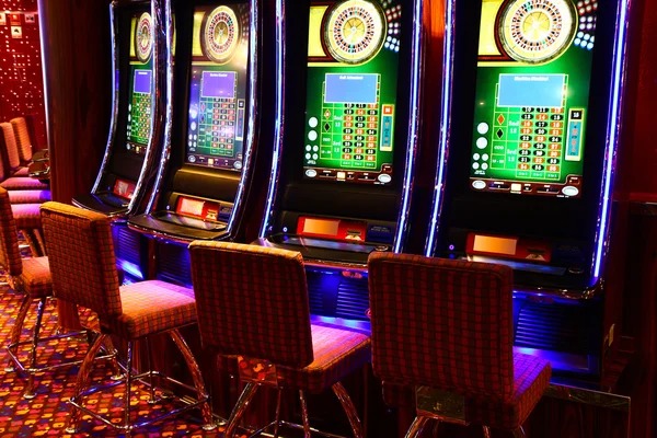pakarwin Kembang Kempis live dealer studio with card reveal on mobile screen